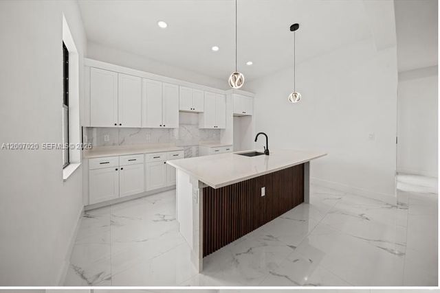 1033 E Plymouth St E, Lehigh Acres, FL 33974