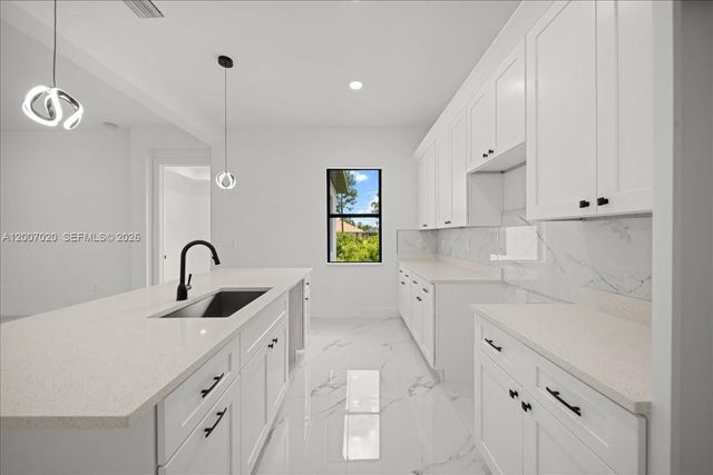 1033 E Plymouth St E, Lehigh Acres, FL 33974