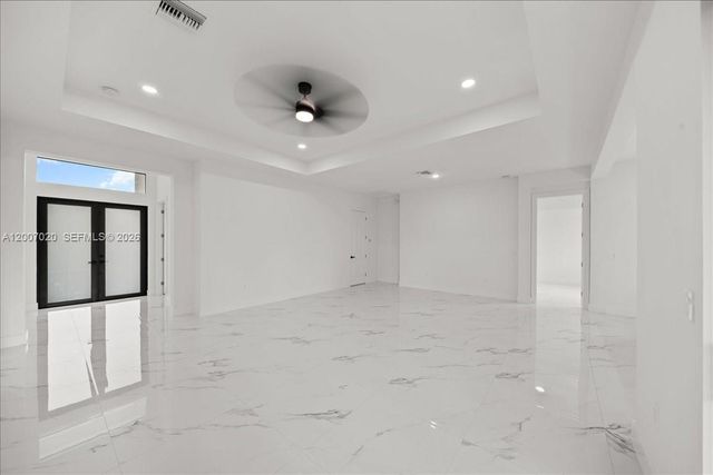 1033 E Plymouth St E, Lehigh Acres, FL 33974