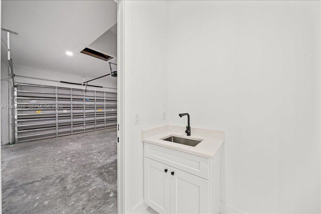 1033 E Plymouth St E, Lehigh Acres, FL 33974