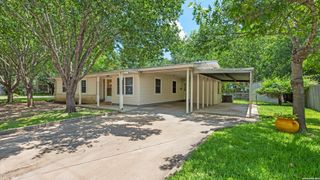 725 W KLINGEMANN ST, New Braunfels, TX 78130
