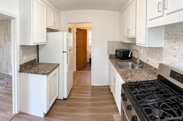 14916 Crescentwood Avenue, Eastpointe, MI 48021