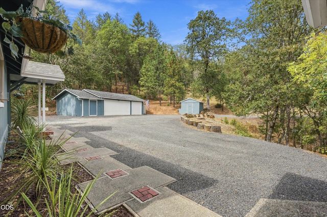 433 Hawksdale Drive, Grants Pass, OR 97526