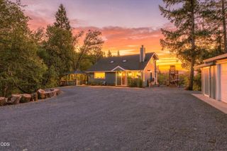 433 Hawksdale Drive, Grants Pass, OR 97526