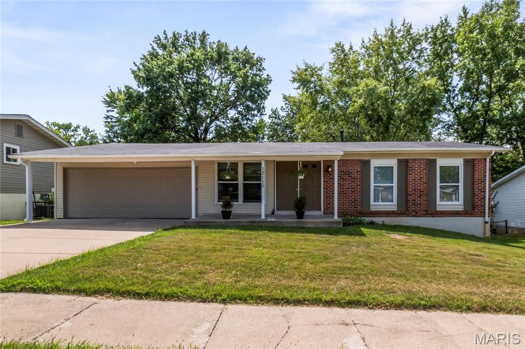 12111 La Padera Lane, Florissant, MO 63033