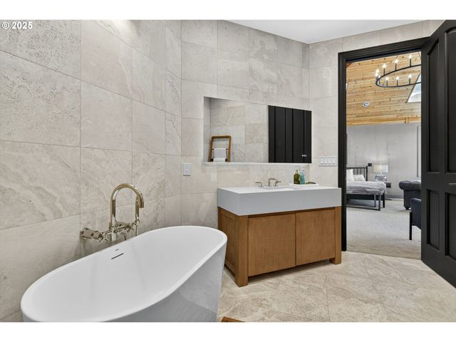 32520 Ne CORRAL CREEK Rd, Newberg, OR 97132