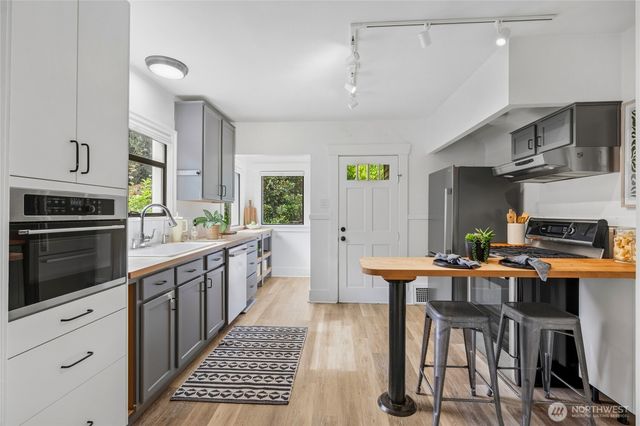 1423 33rd Avenue, Seattle, WA 98122