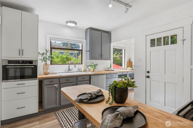 1423 33rd Avenue, Seattle, WA 98122
