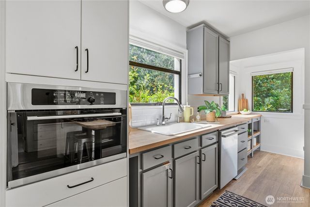 1423 33rd Avenue, Seattle, WA 98122