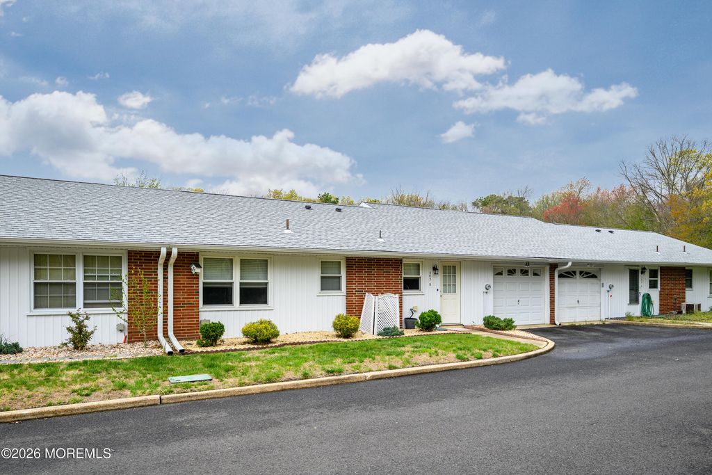 343B Canterbury Court 1002, Lakewood, NJ 08701