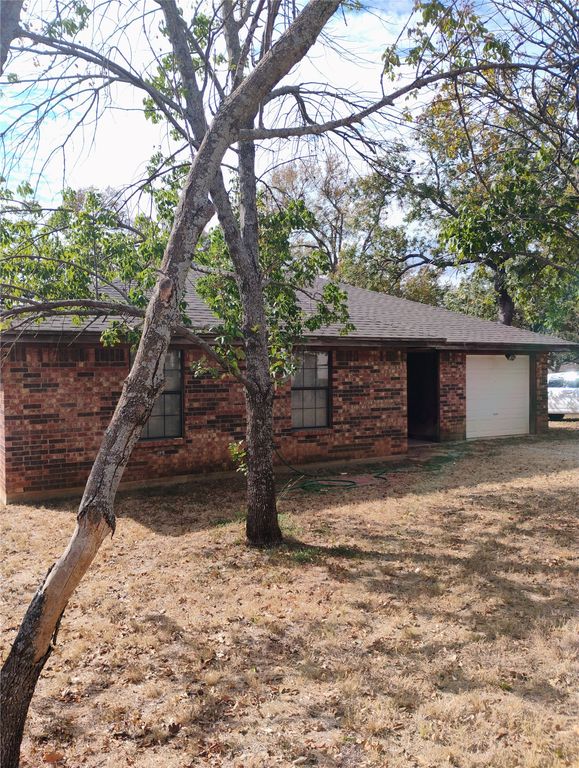 909 Live Oak Street, Lake Bridgeport, TX 76426 — exterior