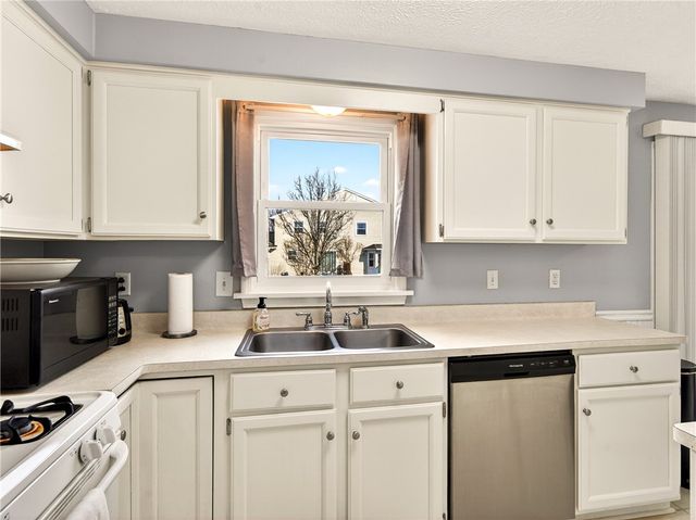 152 Fawn Ln, Webster, NY 14580