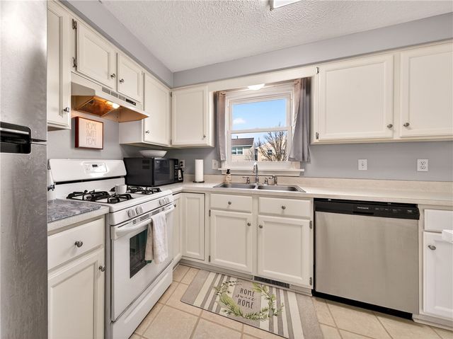 152 Fawn Ln, Webster, NY 14580