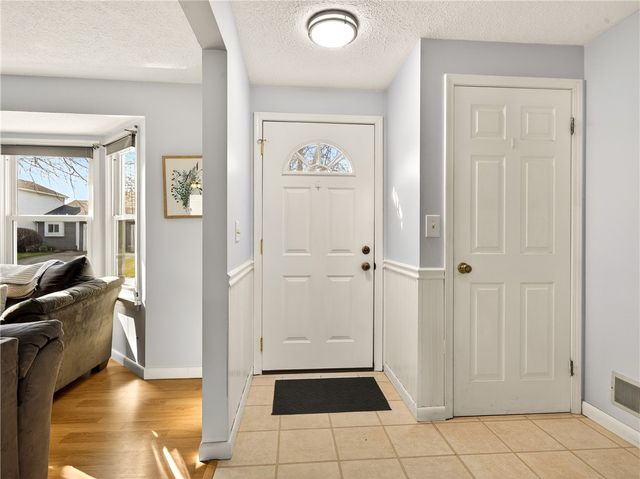 152 Fawn Ln, Webster, NY 14580