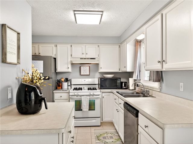 152 Fawn Ln, Webster, NY 14580