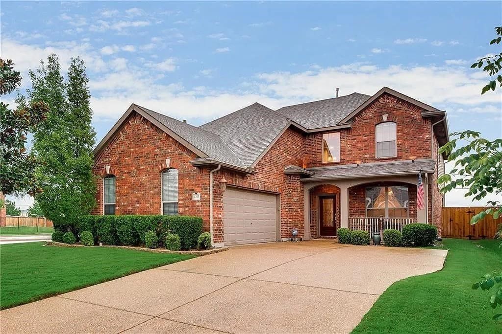 2703 Waterway Drive, Grand Prairie, TX 75054