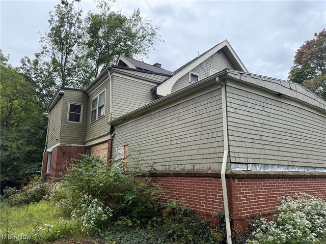 2243 Bellfield Avenue, Cleveland Heights, OH 44106