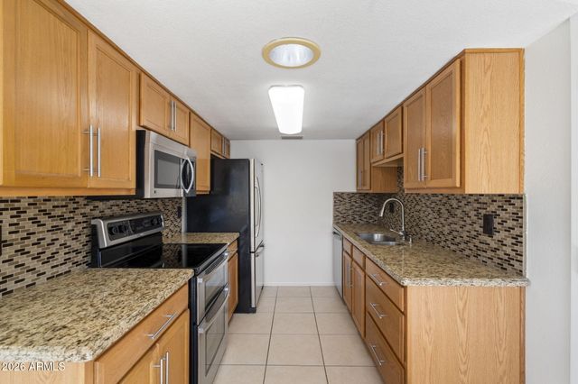 9682 W IRONWOOD Drive A, Peoria, AZ 85345