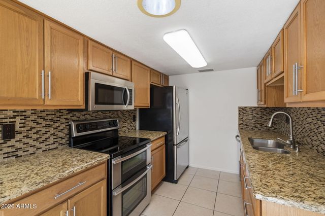 9682 W IRONWOOD Drive A, Peoria, AZ 85345