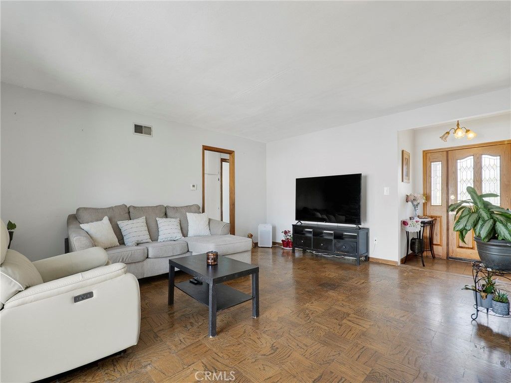 Image 3 of property listing at 10020 Mason Avenue, Chatsworth, CA 91311