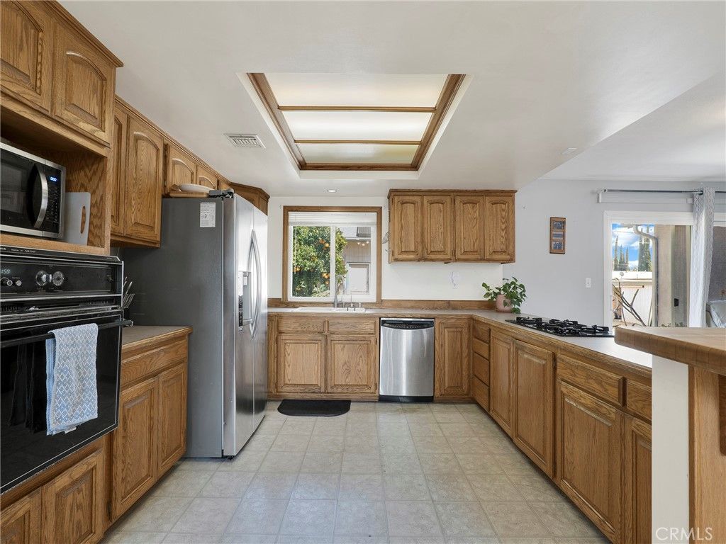 Image 9 of property listing at 10020 Mason Avenue, Chatsworth, CA 91311