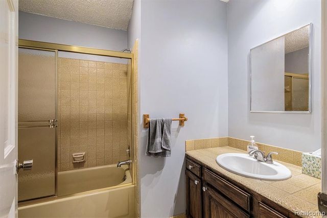 12345 Alcoy Drive, Fenton, MI 48430