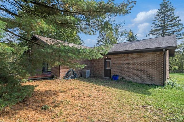 12345 Alcoy Drive, Fenton, MI 48430