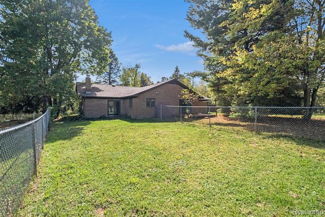 12345 Alcoy Drive, Fenton, MI 48430