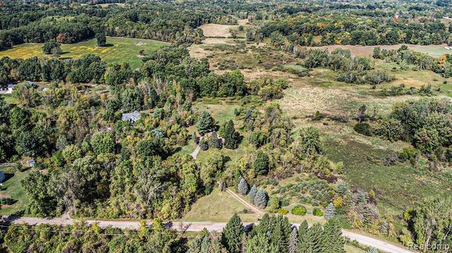 12345 Alcoy Drive, Fenton, MI 48430