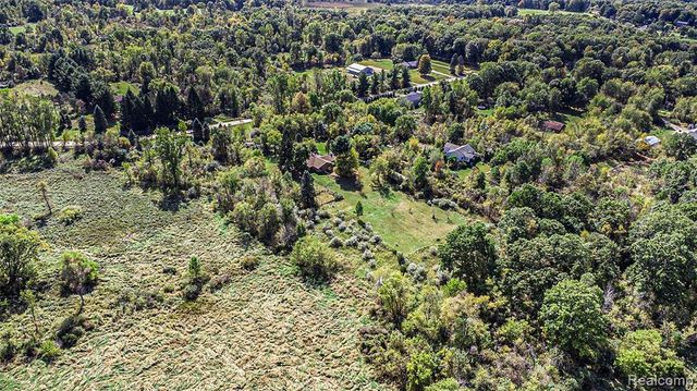 12345 Alcoy Drive, Fenton, MI 48430