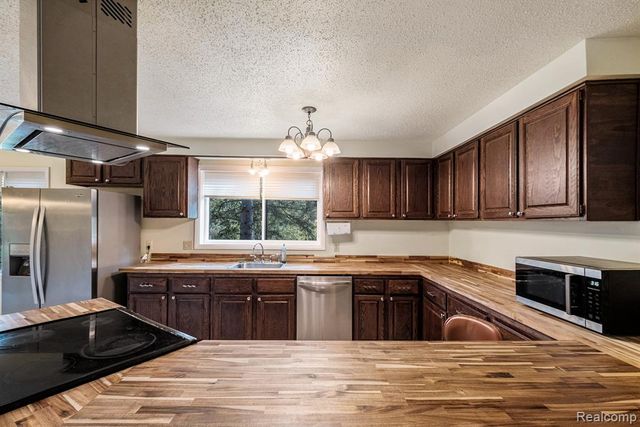 12345 Alcoy Drive, Fenton, MI 48430