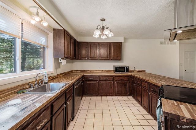 12345 Alcoy Drive, Fenton, MI 48430