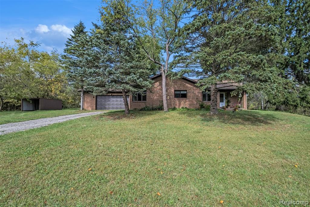 12345 Alcoy Drive, Fenton, MI 48430