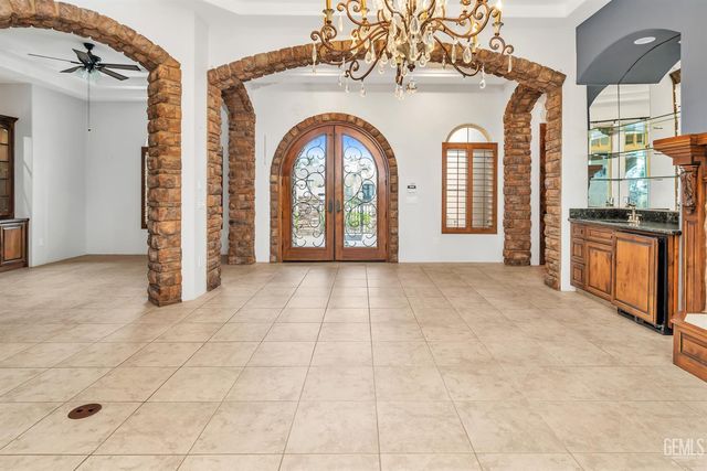 10703 Queensbury Drive, Bakersfield, CA 93312