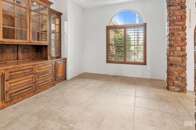 10703 Queensbury Drive, Bakersfield, CA 93312