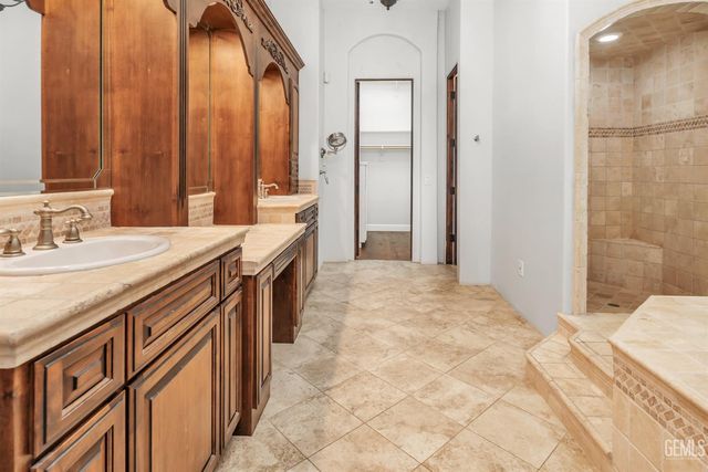 10703 Queensbury Drive, Bakersfield, CA 93312