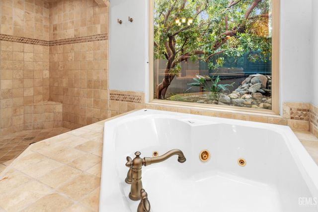 10703 Queensbury Drive, Bakersfield, CA 93312