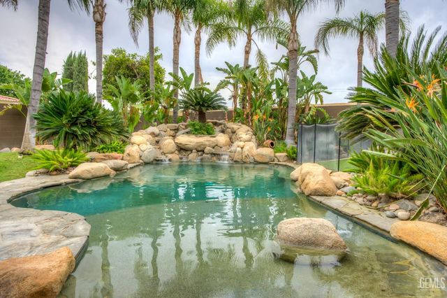 10703 Queensbury Drive, Bakersfield, CA 93312