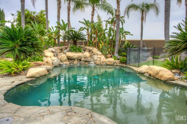 10703 Queensbury Drive, Bakersfield, CA 93312