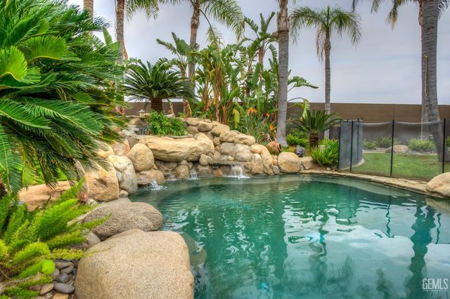 10703 Queensbury Drive, Bakersfield, CA 93312