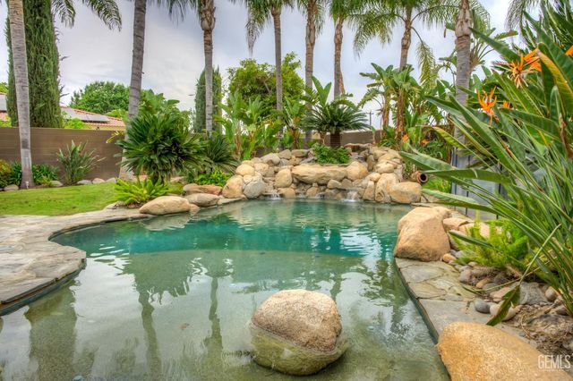 10703 Queensbury Drive, Bakersfield, CA 93312