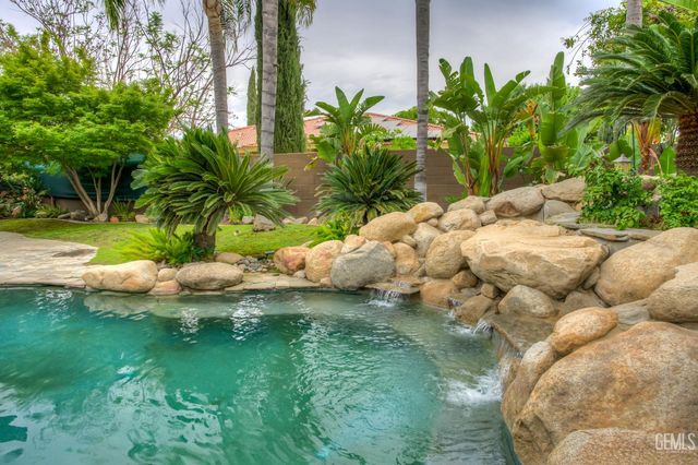 10703 Queensbury Drive, Bakersfield, CA 93312