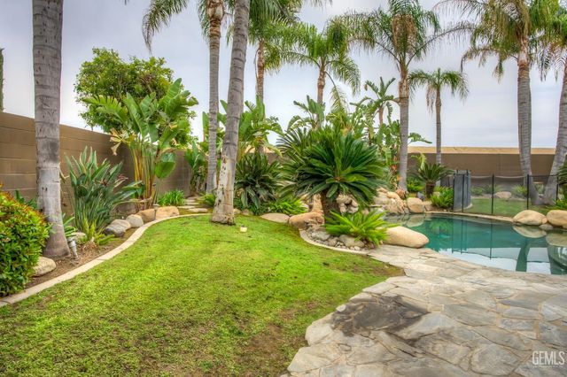 10703 Queensbury Drive, Bakersfield, CA 93312