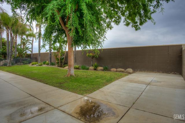 10703 Queensbury Drive, Bakersfield, CA 93312