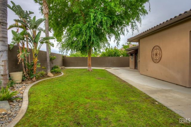 10703 Queensbury Drive, Bakersfield, CA 93312