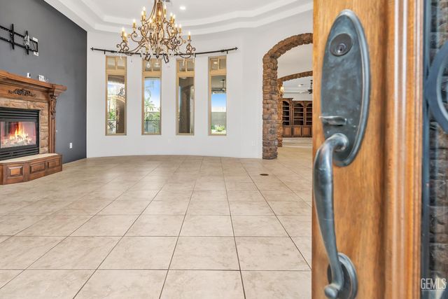 10703 Queensbury Drive, Bakersfield, CA 93312