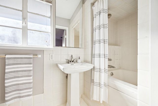 2712 West Holcombe, West University Place, TX 77005