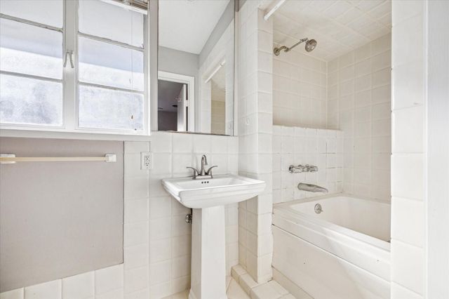 2712 West Holcombe, West University Place, TX 77005