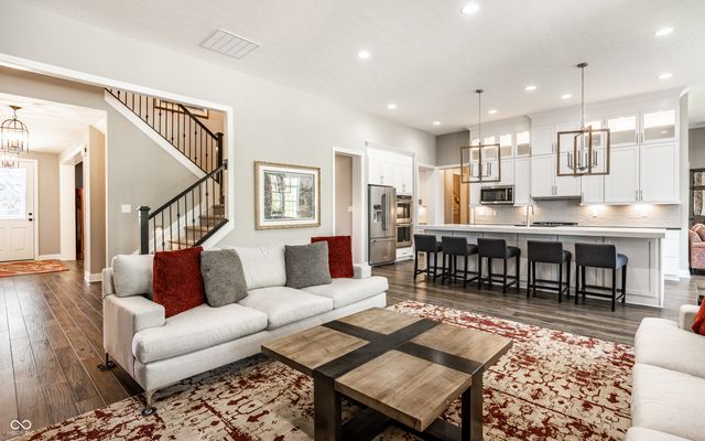 11134 Glen Avon Way, Zionsville, IN 46077