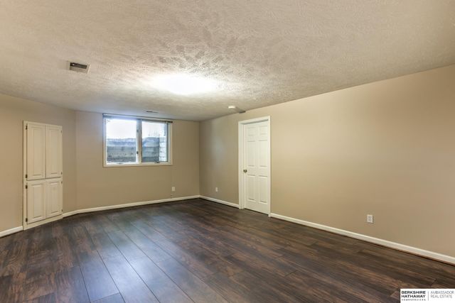 9962 Harney Pkwy N, Omaha, NE 68114